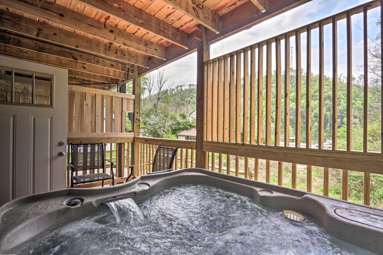 Gatlinburg Cabin With Loft And Game Room 1 Mi To Town מראה חיצוני תמונה